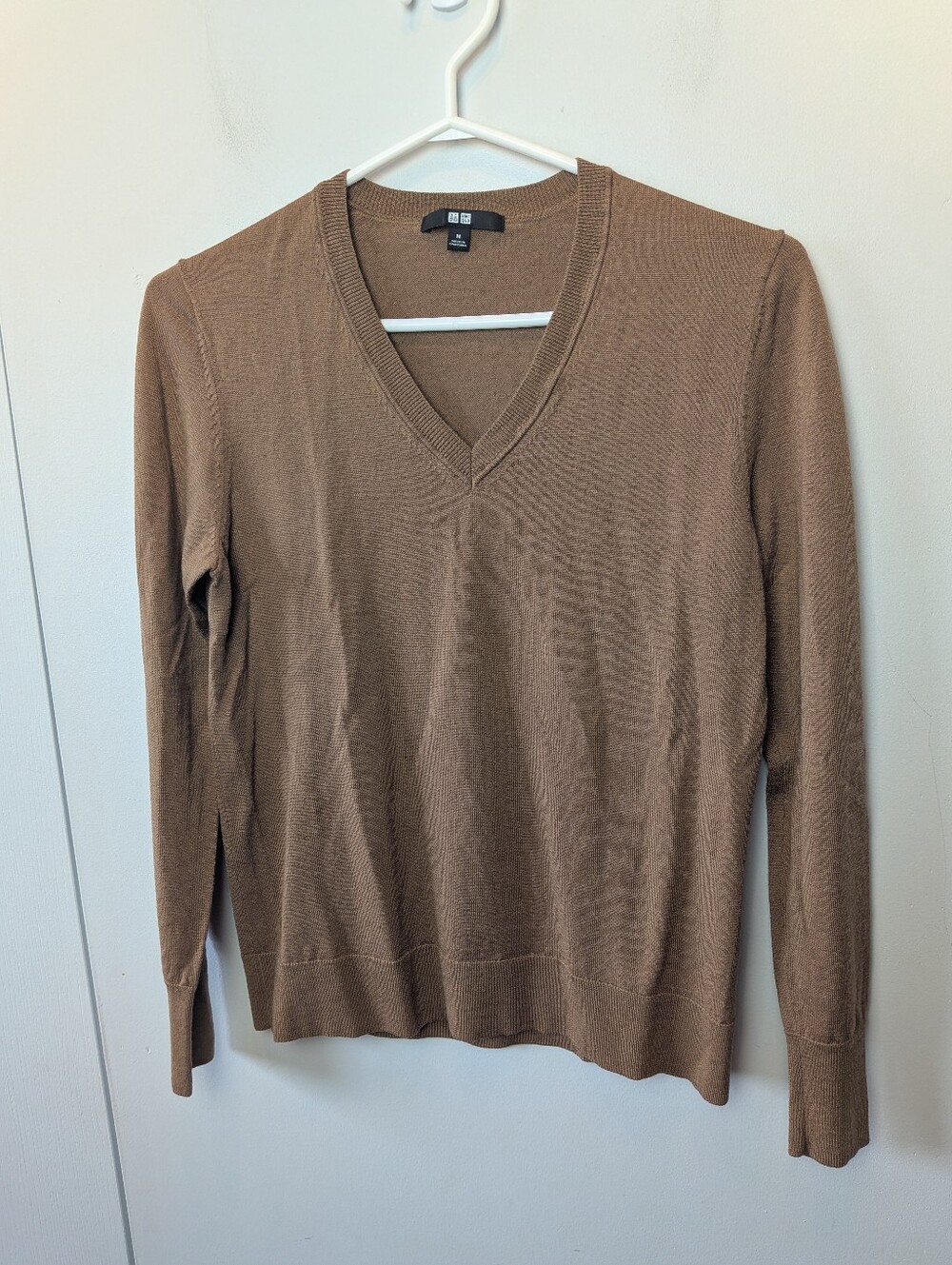 UNIQLO 100% Wool Women Sweater V Neck Brown Color Size Medium Classic Fit